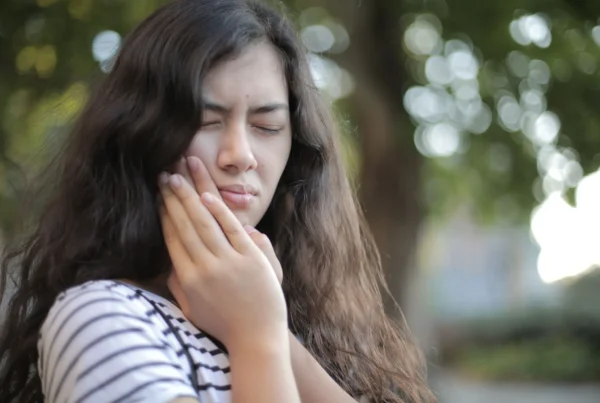 Tengo infección de muela y mucho dolor: cuándo es flemón, cuándo absceso, cuándo emergencia - Clínica Dental Dra. Borro infección de muela